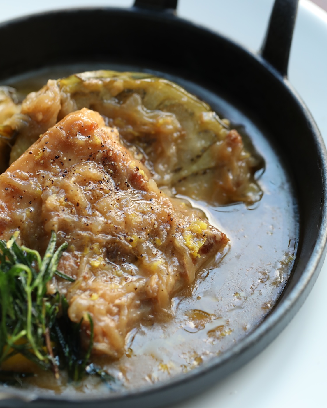 ばあく豚バラ大和丸茄子の白ワイン煮込み